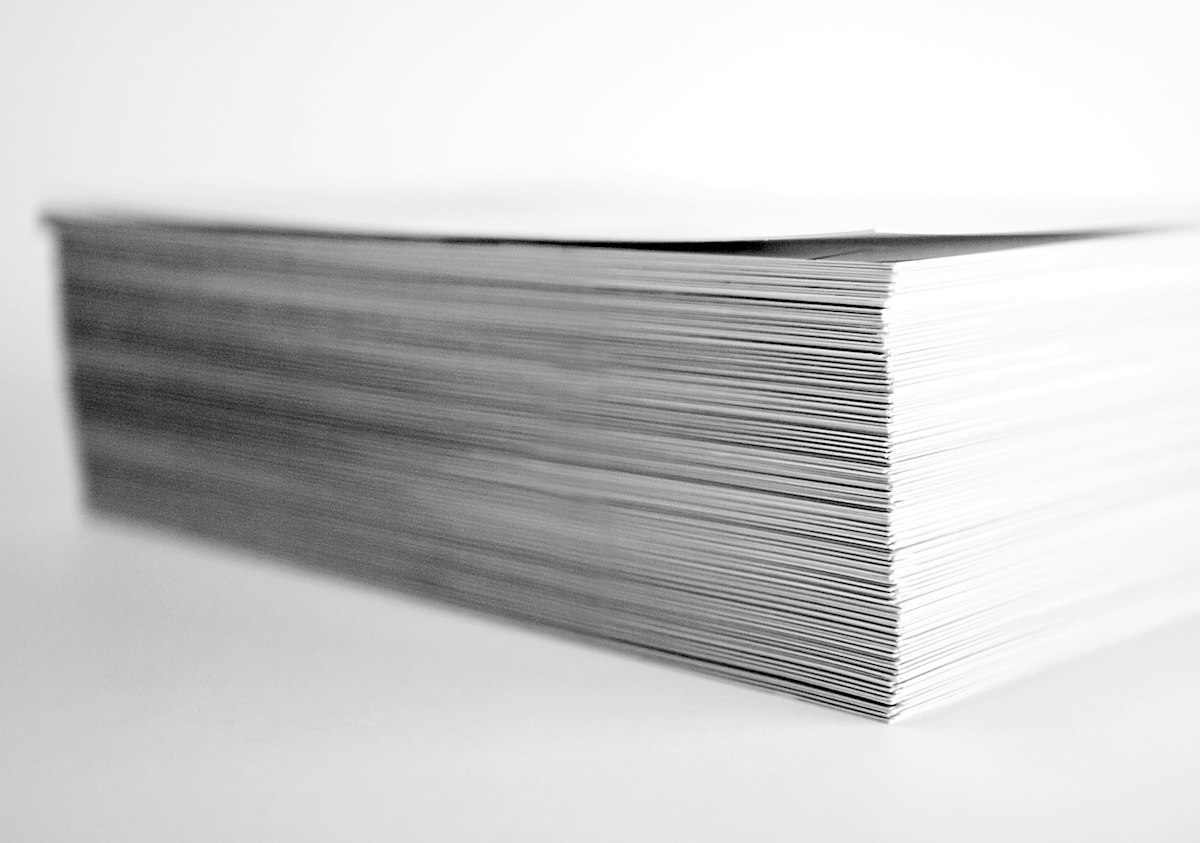断裁された白い用紙がまっすぐに積み重なっている